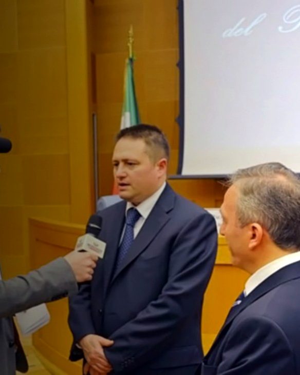L'avvocato Ezio Bonanni intervistato durante un convegno